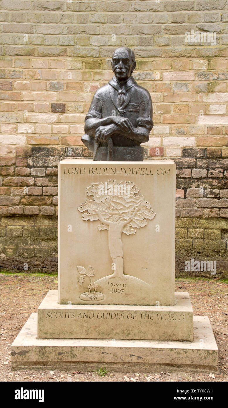 Robert Baden Powell, primer Baron Baden-Powell estatua en la isla de Brownsea, Inglaterra, Reino Unido Foto de stock