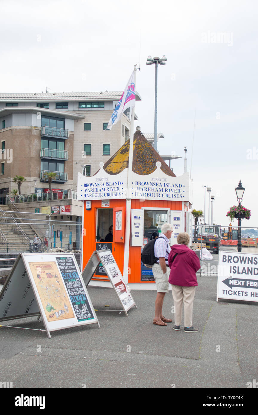 Poole Quay side caminos llenos de turistas boleto de viaje de jabalí contadores de venta Foto de stock