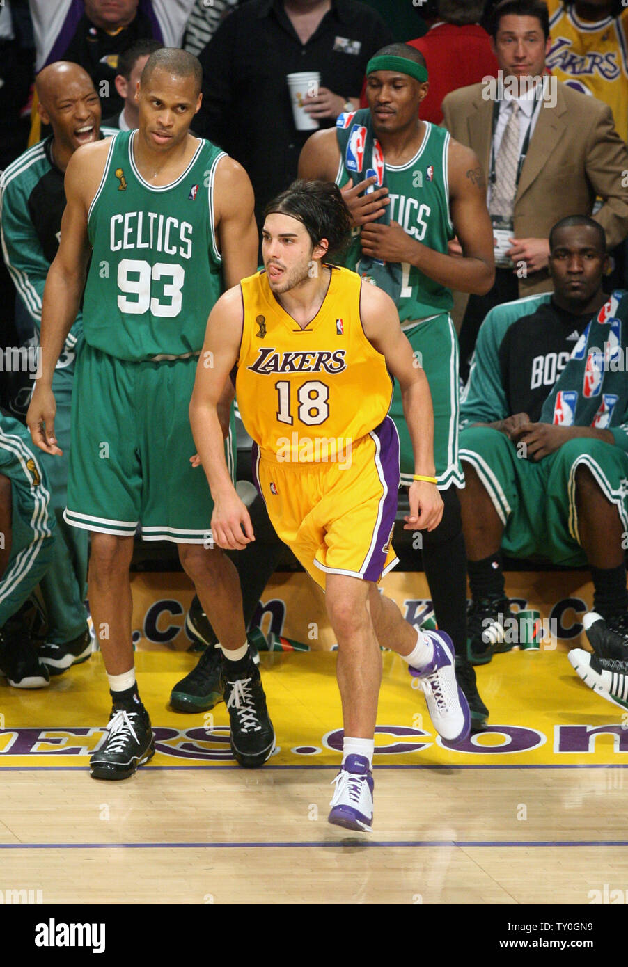 Los Angeles Lakers Sasha Vujacic' (18) celebra sus tres finales de puntero en la segunda mitad como Boston Celtics P.J. Brown (93) mira en el juego 3 de la final de la NBA en el Staples Center de Los Angeles el 10 de junio de 2008. Los Lakers derrotaron a los Celtics 87-81 a conjurar un agujero 3-0 en el mejor de siete series. Los Celtics llevan la serie 2-1. (UPI foto/Lazlo Fitz) Foto de stock