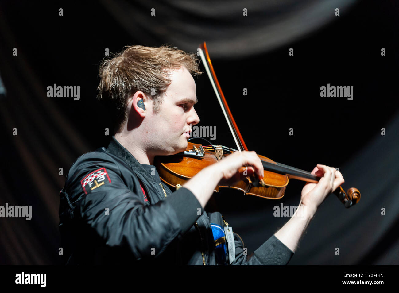 Inglaterra junio violin fotografías e imágenes de alta resolución - Alamy
