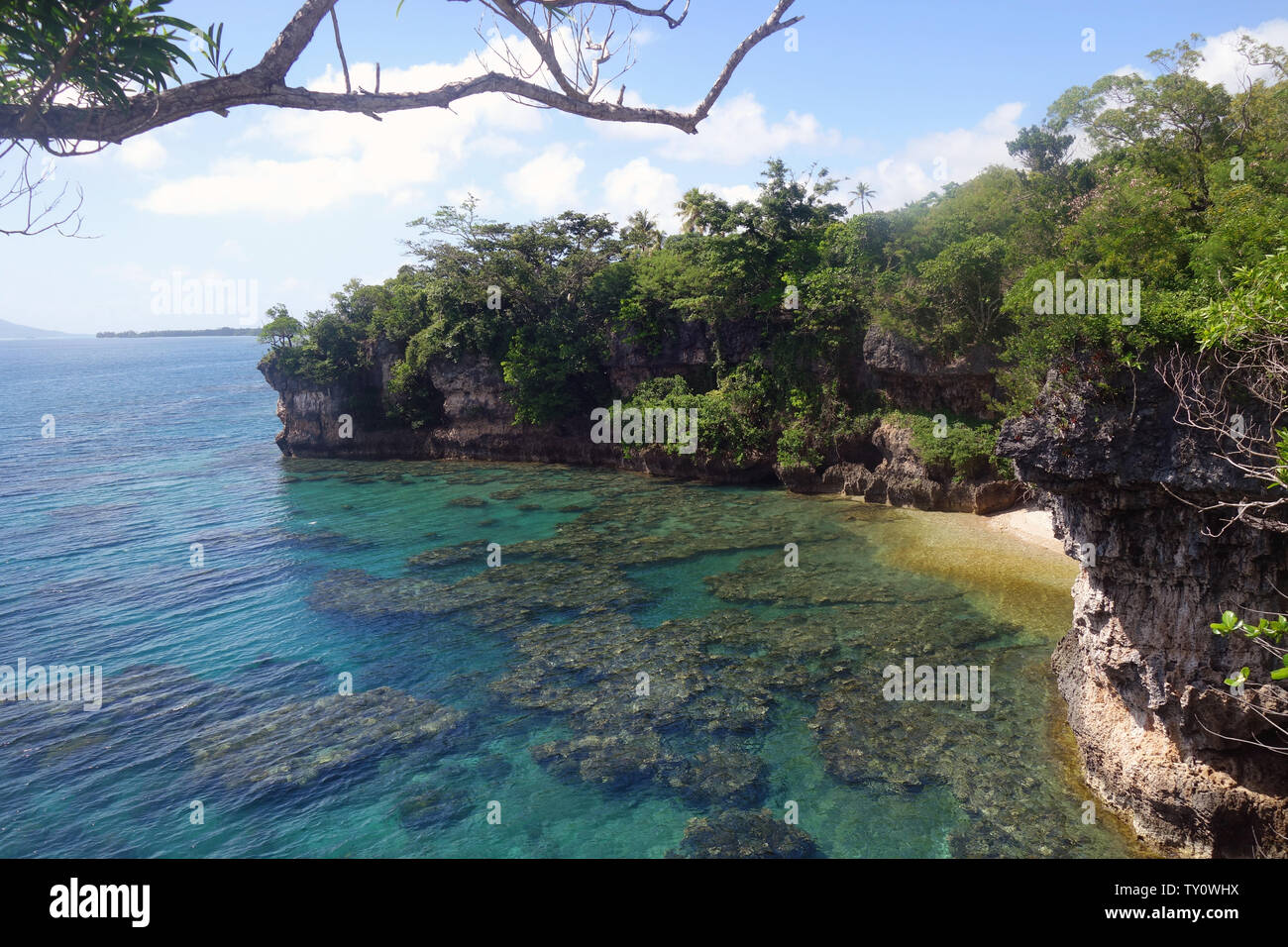 Hidden Beach y arrecifes de roca en la parte superior de la reserva marina, Saama, Efate, Vanuatu Foto de stock