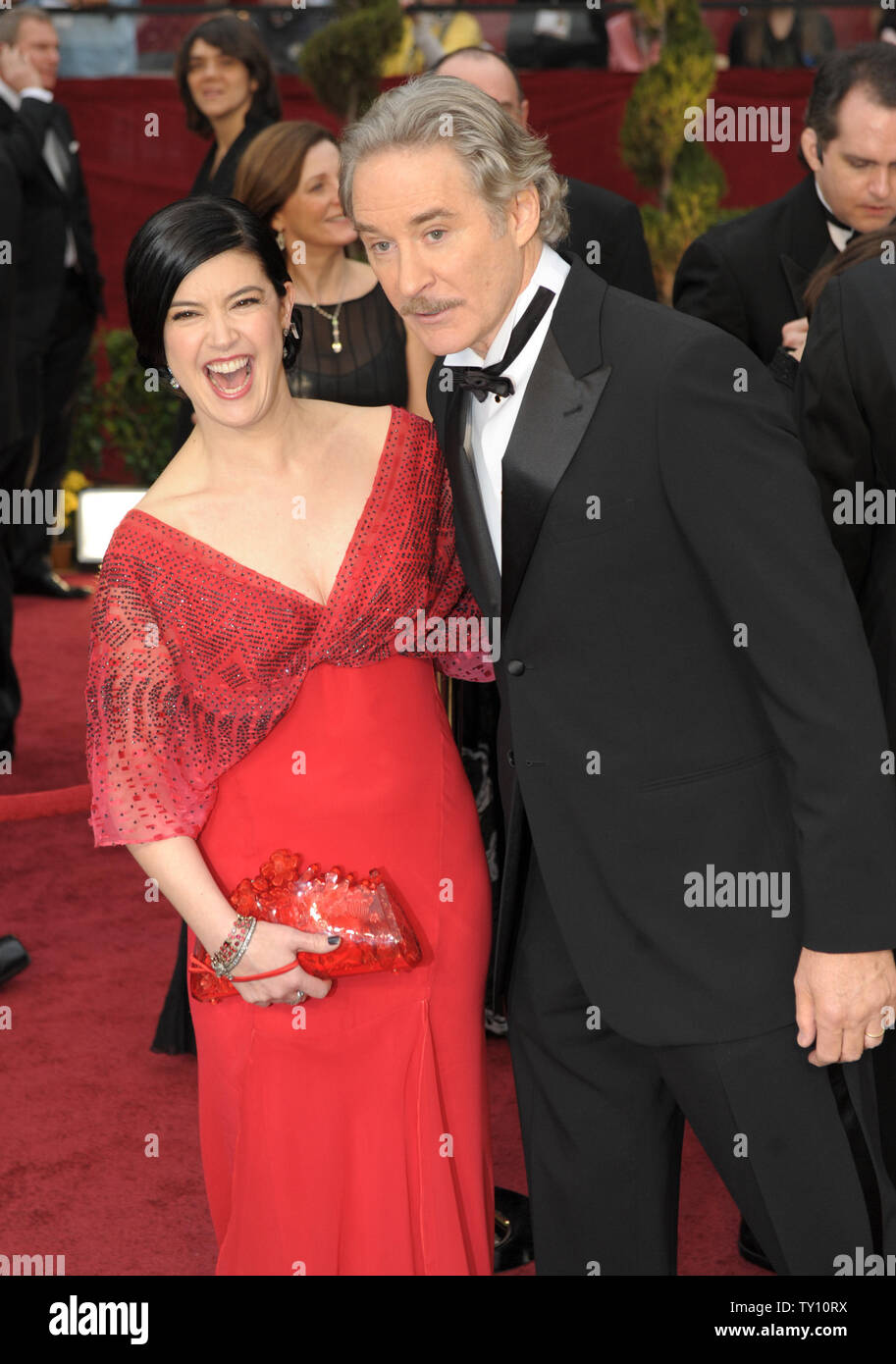 El actor Kevin Kline y su esposa Phoebe Cates llegan a la 81ª edición