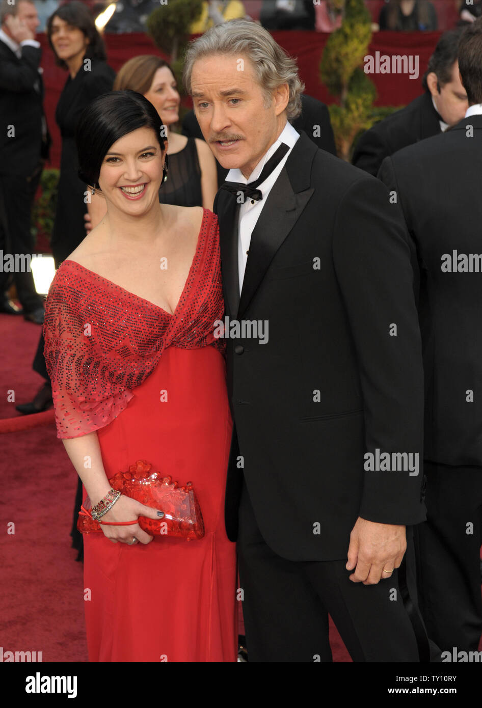 El actor Kevin Kline y su esposa Phoebe Cates llegan a la 81ª edición