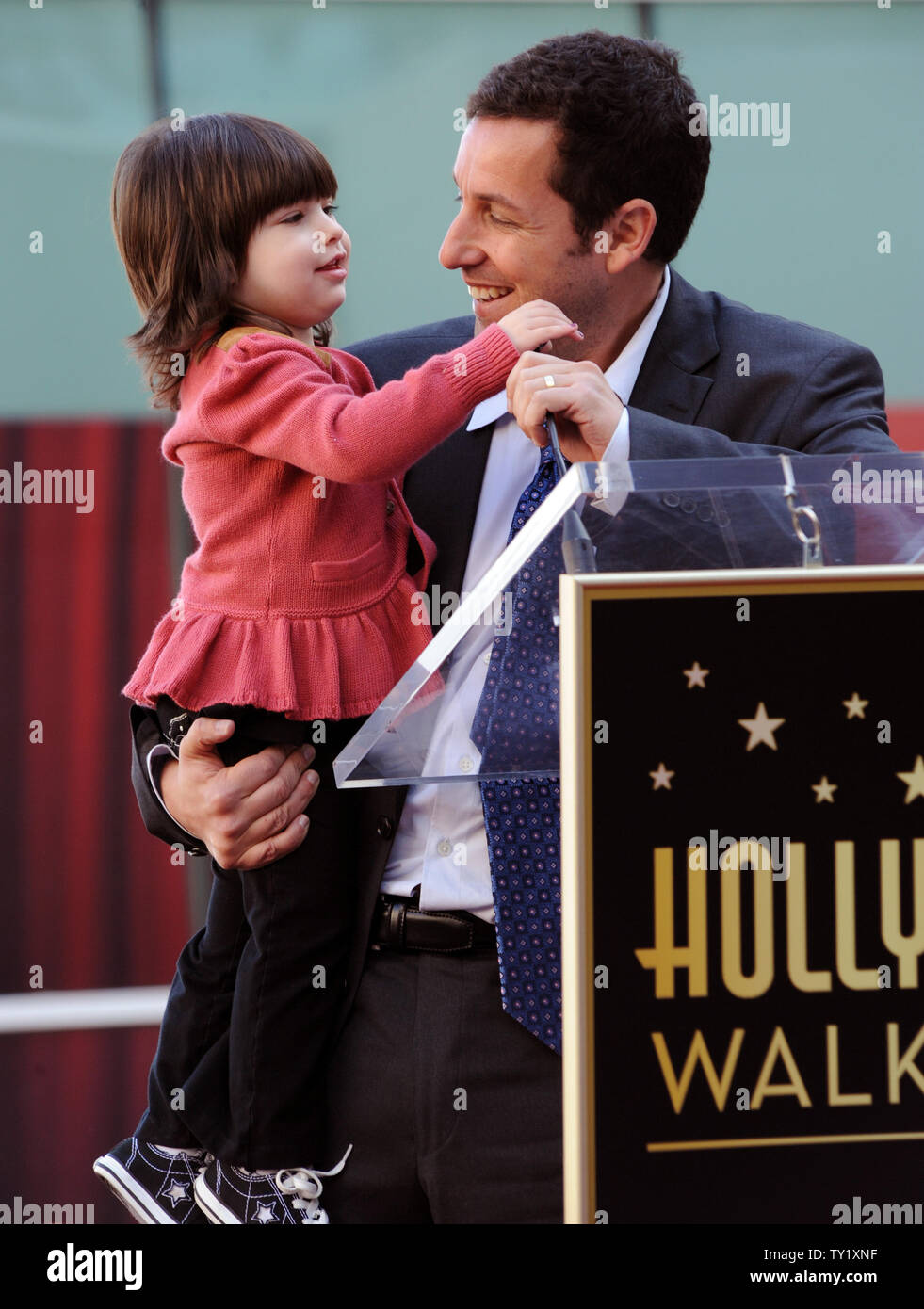 Adam sandler y su familia fotografías e imágenes de alta resolución Alamy Adam sandler y su familia fotografías e imágenes de alta resolución Alamy