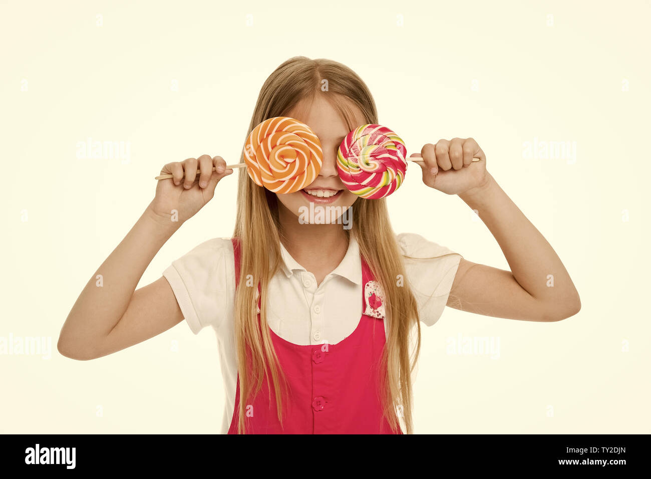 Cuánta azúcar ok. Chica linda cara sonriente sostiene lollipops dulce. Chica  le gustan los dulces como caramelos, lollipops aislado fondo blanco.  Celebrar las fiestas de cumpleaños con dulces. Niños cuantas golosinas  Fotografía
