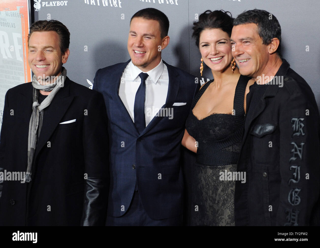 Ewan McGregor, Channing Tatum, Gina Carano y Antonio Banderas (L-R), los miembros del reparto en la película de suspense 'loco', se mezclan durante el estreno de la película en el Directors Guild of America en Los Angeles el 5 de enero de 2012. UPI/Jim Ruymen Foto de stock