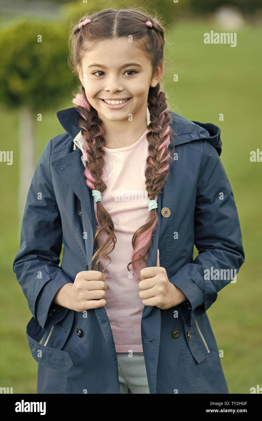 Abrigo de primavera. Debe tener concepto. Escudo de moda. Cara linda chica  de cabello trenzado posando abrigo en primavera park. Ropa para caminatas  de primavera. Poco modelo de pasarela. Ropa y accesorios.