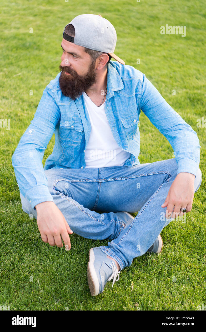 Hipster en el estilo de vida. Cool hipster con barba vestir elegante gorra  de béisbol. Brutal guapo hipster hombre descansando en verano. Hombre  Barbado moderno estilo HIPSTER. Guy traje moderno. Informal y