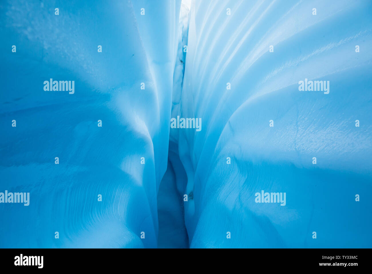 Las líneas de textura que conducen a una grieta. Estructura de hielo y línea de fondo de una cueva de hielo. Foto de stock