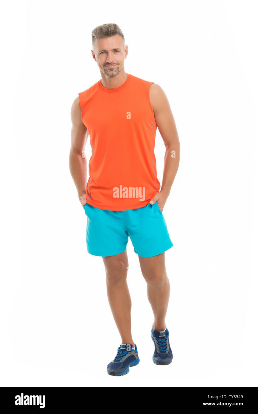 Guy sport. Concepto de moda. Tienda de ropa hombre modelo. Estilo deportivo.  Ropa y ropa de moda. El hombre tranquilo cara posando con confianza el  fondo blanco. Hombre guapo en camiseta y