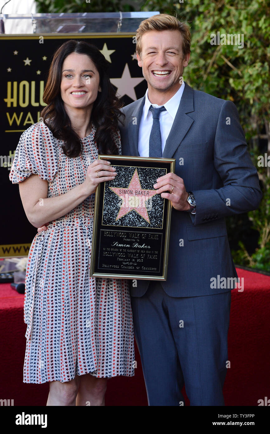 El actor australiano Simon Baker posa con la actriz Robin Tunney, su co-estrella en la serie de televisión "La Mentalist', durante una ceremonia en honor a él, con el 2,490th estrella en el Paseo de la Fama de Hollywood en Los Angeles el 14 de febrero de 2013. UPI/Jim Ruymen Foto de stock