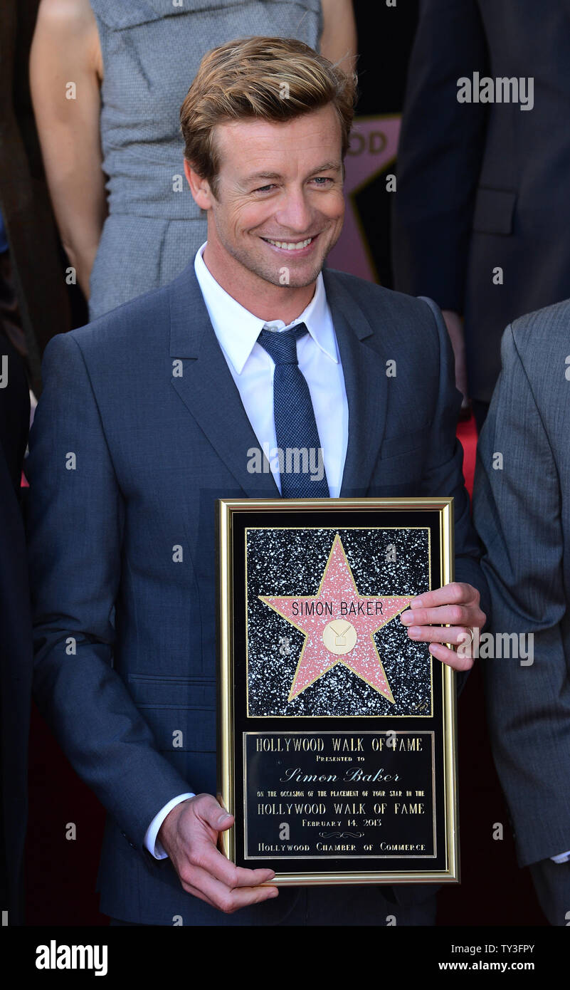 Simon Baker posee una placa de réplica durante una ceremonia en honor a él con el 2,490th estrella en el Paseo de la Fama de Hollywood en Los Angeles el 14 de febrero de 2013. UPI/Jim Ruymen Foto de stock