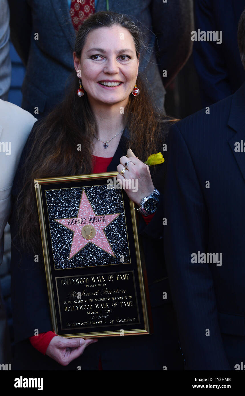 Maria Burton, la hija adoptiva del actor ganador de un premio de la Academia  Richard Burton tiene una placa de réplica como Burton recibe una estrella  póstuma, durante una ceremonia en honor