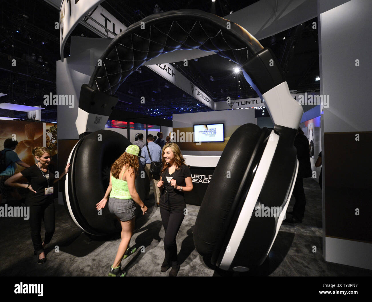 Los asistentes entren a través de auriculares gigantes en el Turtle Beach  mostrar durante el E3, Electronic Entertainment Expo celebrada en el LA  Convention Center de Los Angeles el 11 de junio