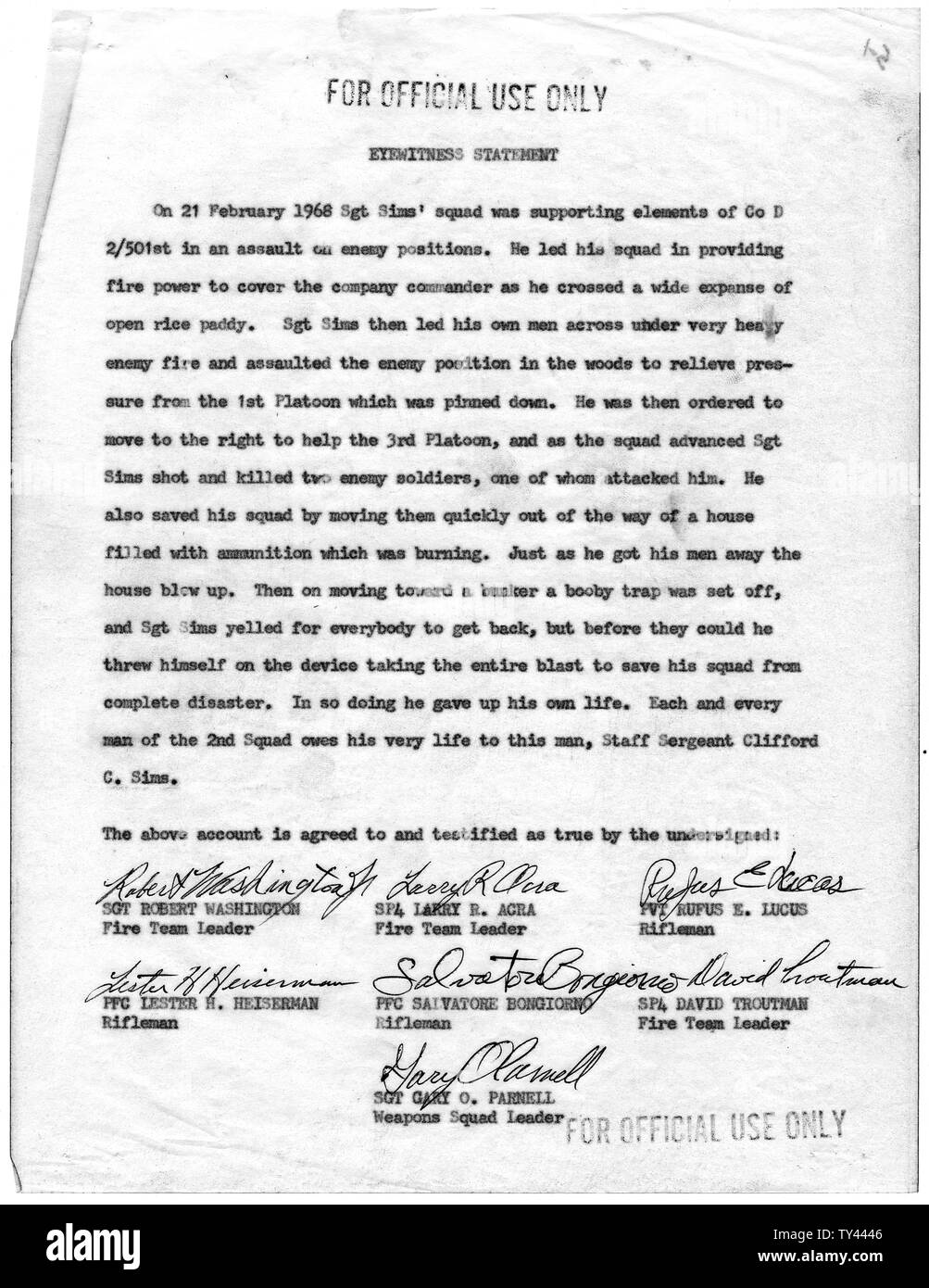 Declaración de testigos presenciales de Robert Washington, Lester H. Heiserman, Larry R. Acra, Salvatore Bongiorno, Gary O. Parnell, Rufus E. Lucus, y David Troutman, empresa D, segundo batallón de infantería aerotransportado), 501ª, 101ª División Aerotransportada sobre SGE Clifford C. Sims; alcance y contenido: Esta declaración contiene pruebas de testigos de las acciones de la SGE Clifford C. Sims, quien se distinguió en Febrero 21, 1968 en la batalla de Hue, República de Vietnam. Como resultado de ésta y otras declaraciones, el Sargento Sims fue otorgado póstumamente la Medalla de Honor del Congreso. En un extraordinario Foto de stock