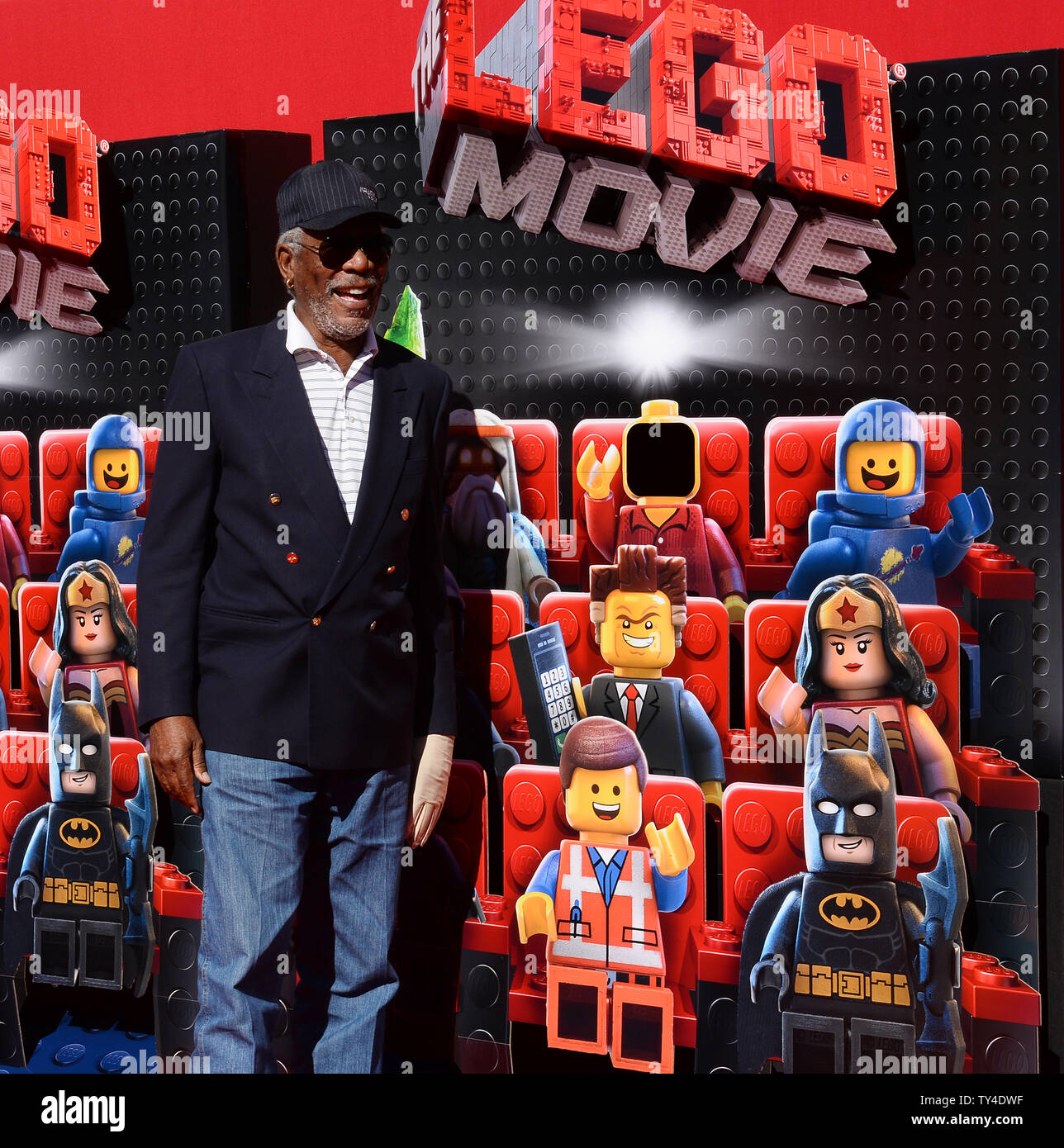 Miembro del Reparto Morgan Freeman, la voz de Vitruvius en la comedia de  animación Motion picture 'Lego' Película asiste al estreno de la película  en el Regency Village Theater en la sección