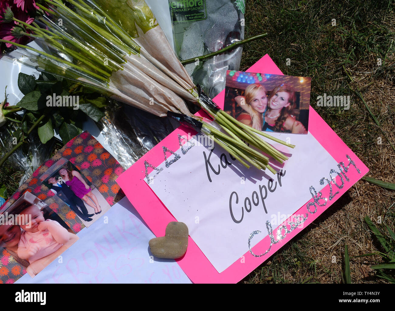 Los mensajes fueron dejados en un improvisado memorial delante del PHI Alpha sorority house el lunes, 26 de mayo de 2014. El sorority house fue entre cuatro localizaciones dirigido por Elliot O. Rodger en la noche del viernes rampage donde los estudiantes Veronika Weiss y Katherine Breann Cooper fueron baleados y muertos. UPI/Jim Ruymen Foto de stock