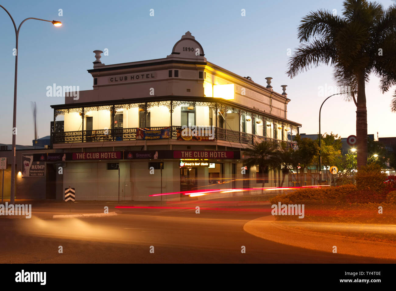 Atardecer en el Club Hotel en Bourbong Street Bundaberg Queensland Australia Foto de stock