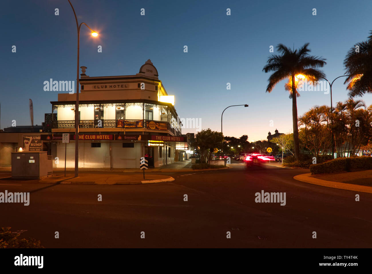 Atardecer en el Club Hotel en Bourbong Street Bundaberg Queensland Australia Foto de stock