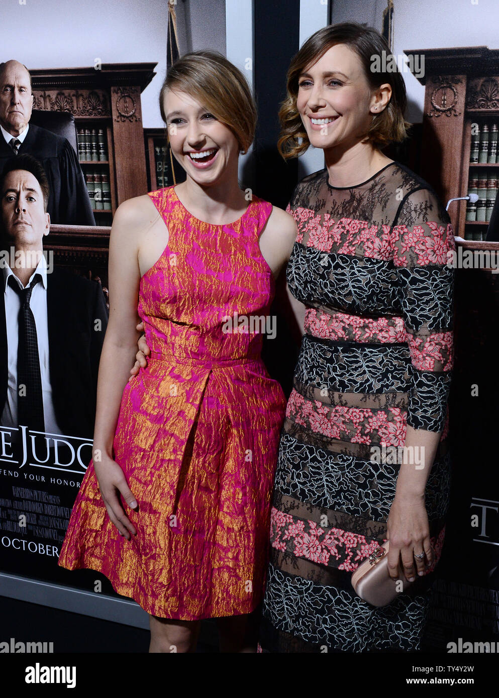 Miembro del Reparto Vera Farmiga (R) y su hermana Taissa Farmiga asistir al estreno de la Miembro del Reparto Vera Farmiga (R) y su hermana Taissa Farmiga asistir al estreno de la