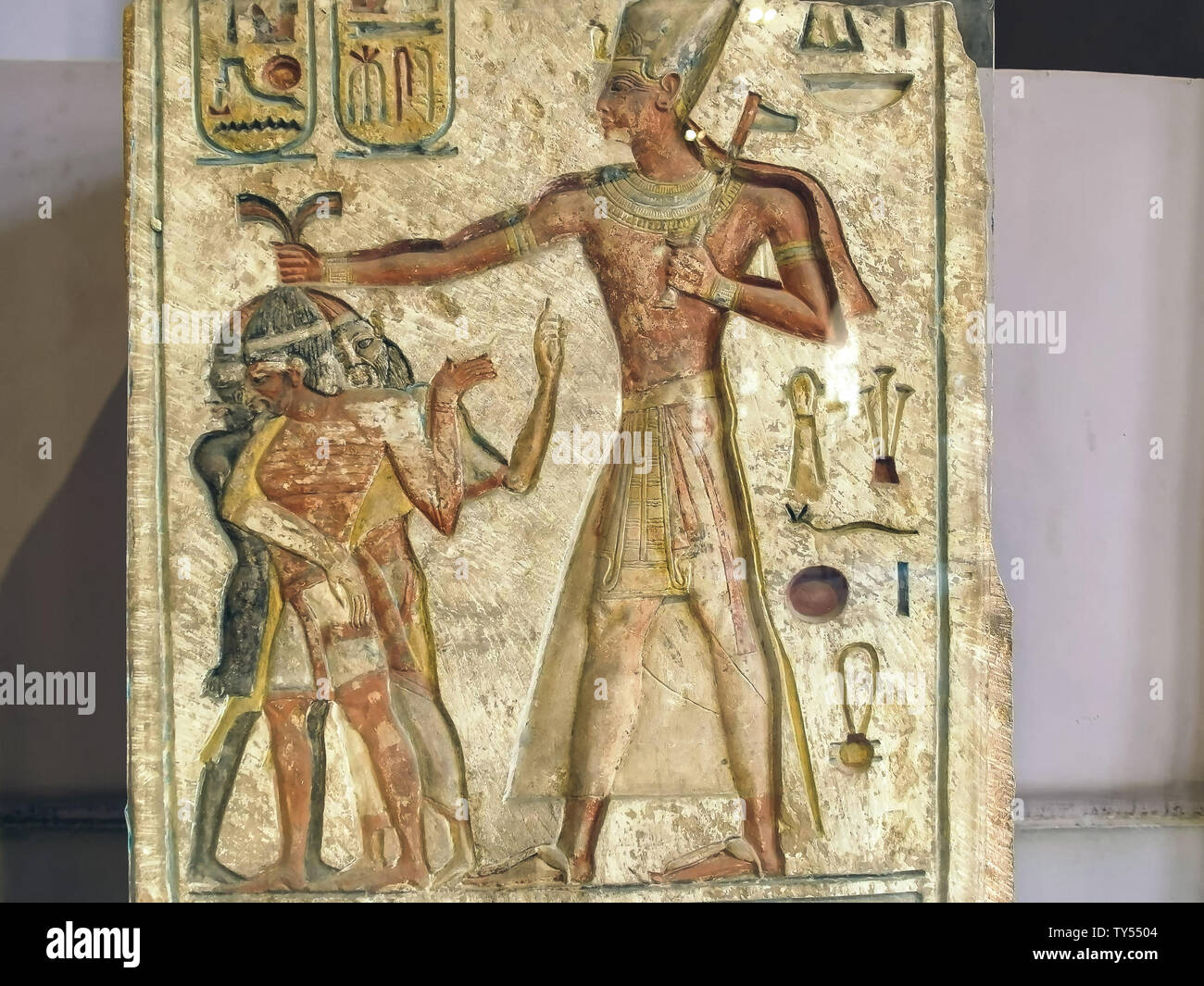 El Cairo, Egipto- Septiembre 26, 2016: captura de una estela grabada con la imagen de Ramses II en el Cairo Foto de stock