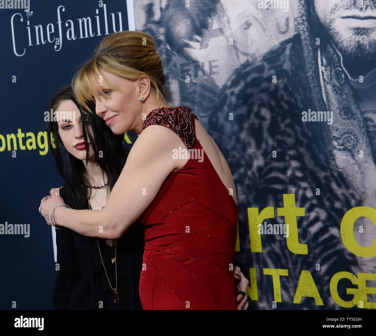 Cantante y compositora de rock alternativo Courtney Love (R) y su hija Frances Bean Cobain asistir al estreno del documental 'autorizado Kurt Cobain: Montaje de Heck' en el Teatro Egipcio de Hollywood Cantante y compositora de rock alternativo Courtney Love (R) y su hija Frances Bean Cobain asistir al estreno del documental 'autorizado Kurt Cobain: Montaje de Heck' en el Teatro Egipcio de Hollywood