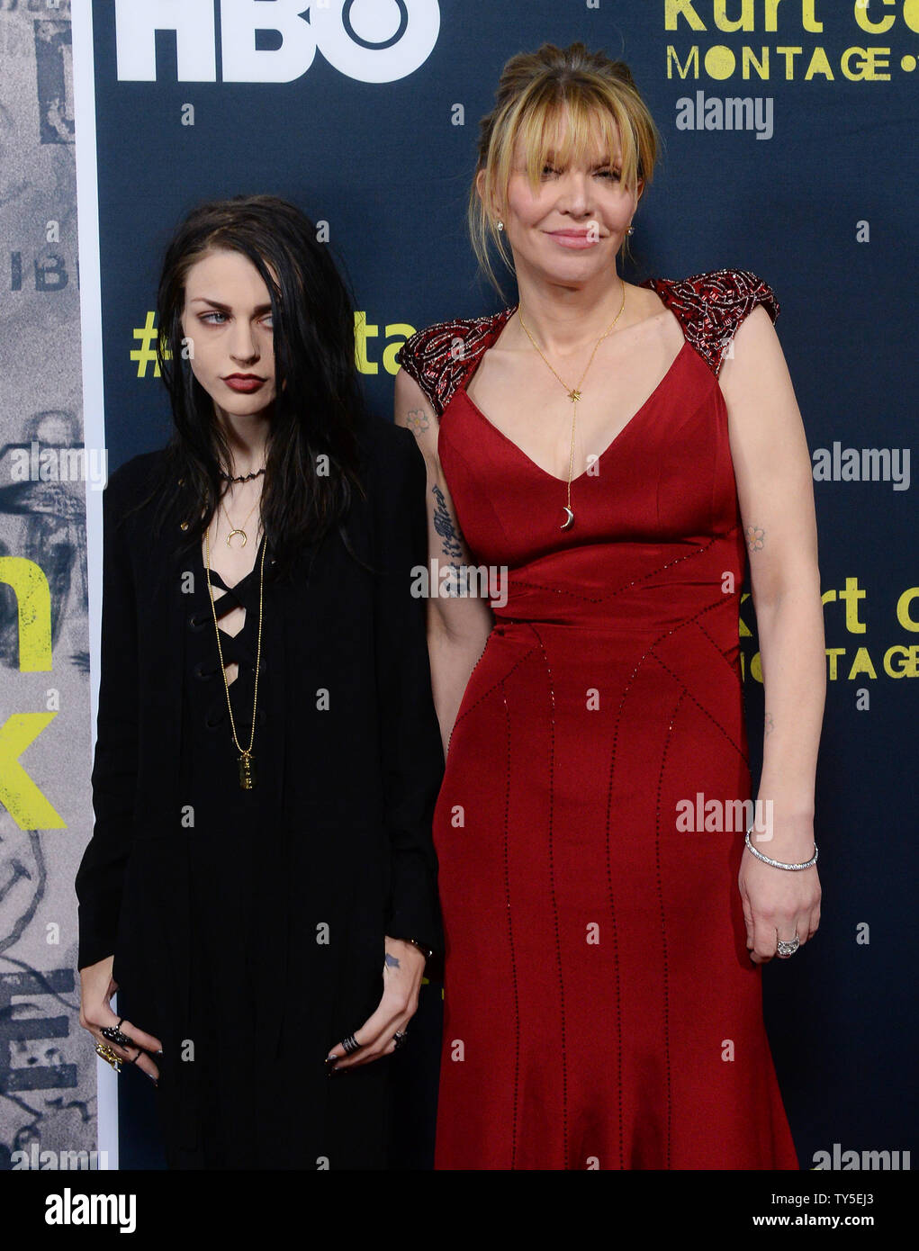 Cantante y compositora de rock alternativo Courtney Love (R) y su hija  Frances Bean Cobain asistir al estreno del documental 'autorizado Kurt  Cobain: Montaje de Heck' en el Teatro Egipcio de Hollywood