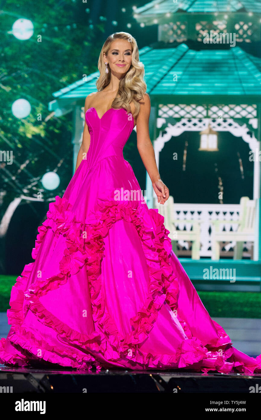 Olivia Jordan, Miss Oklahoma compite en el vestido de noche de la  competencia antes de ser coronada Miss USA en el River Center de Baton  Rouge en Baton Rouge, Louisiana, en julio