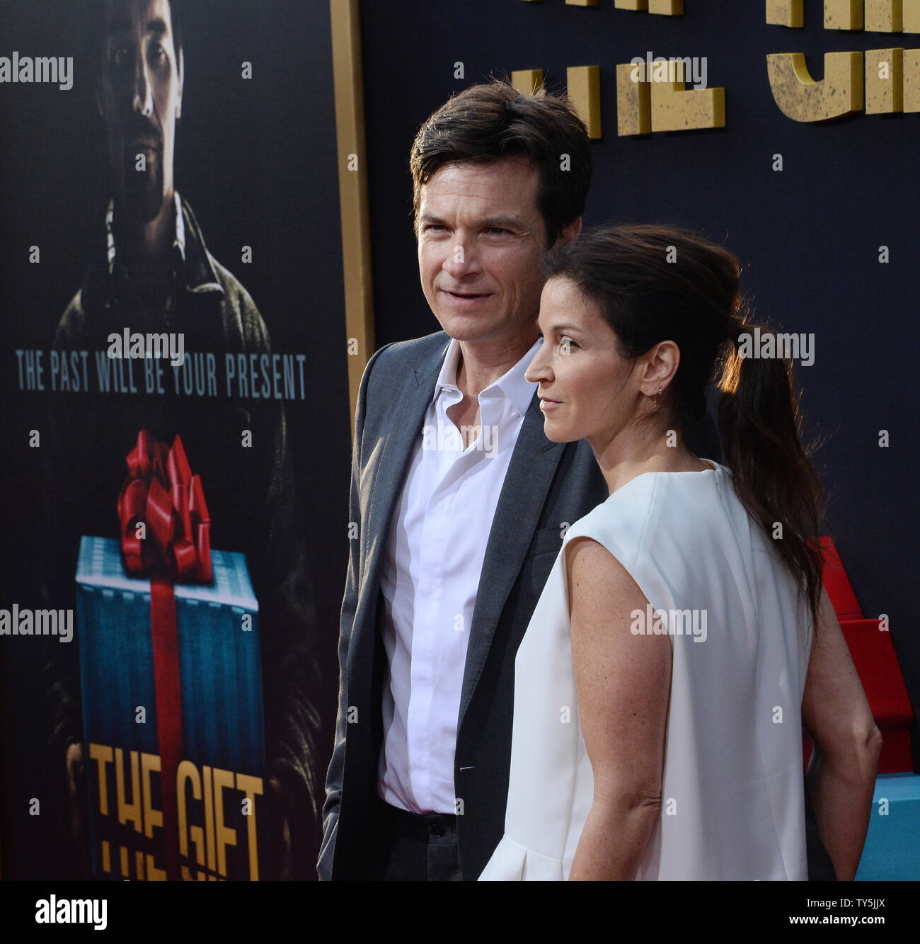 Miembro del Reparto Jason Bateman y su esposa, la actriz Amanda Anka  asistir al estreno de la película de suspense 'El don' en Regal Cinemas  L.A. Viven en Los Angeles el 30