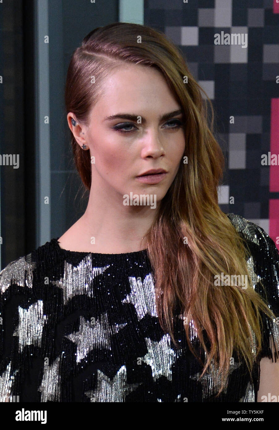 La modelo y actriz Cara Delevingne llega a la alfombra roja de la 32ª anual  de los MTV Video Music Awards en Microsoft Theatre de Los Angeles el 30 de  agosto de