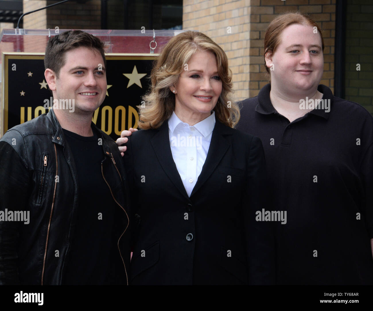 La actriz Deidre Hall (C) está unido por sus hijos David Atticus Sohmer (L) y Tully Chapin Sohmer durante una ceremonia en honor a ella con los 2,581st estrella en el Paseo de la Fama de Hollywood en Los Angeles el 19 de mayo de 2016. Foto por Jim Ruymen/UPI Foto de stock