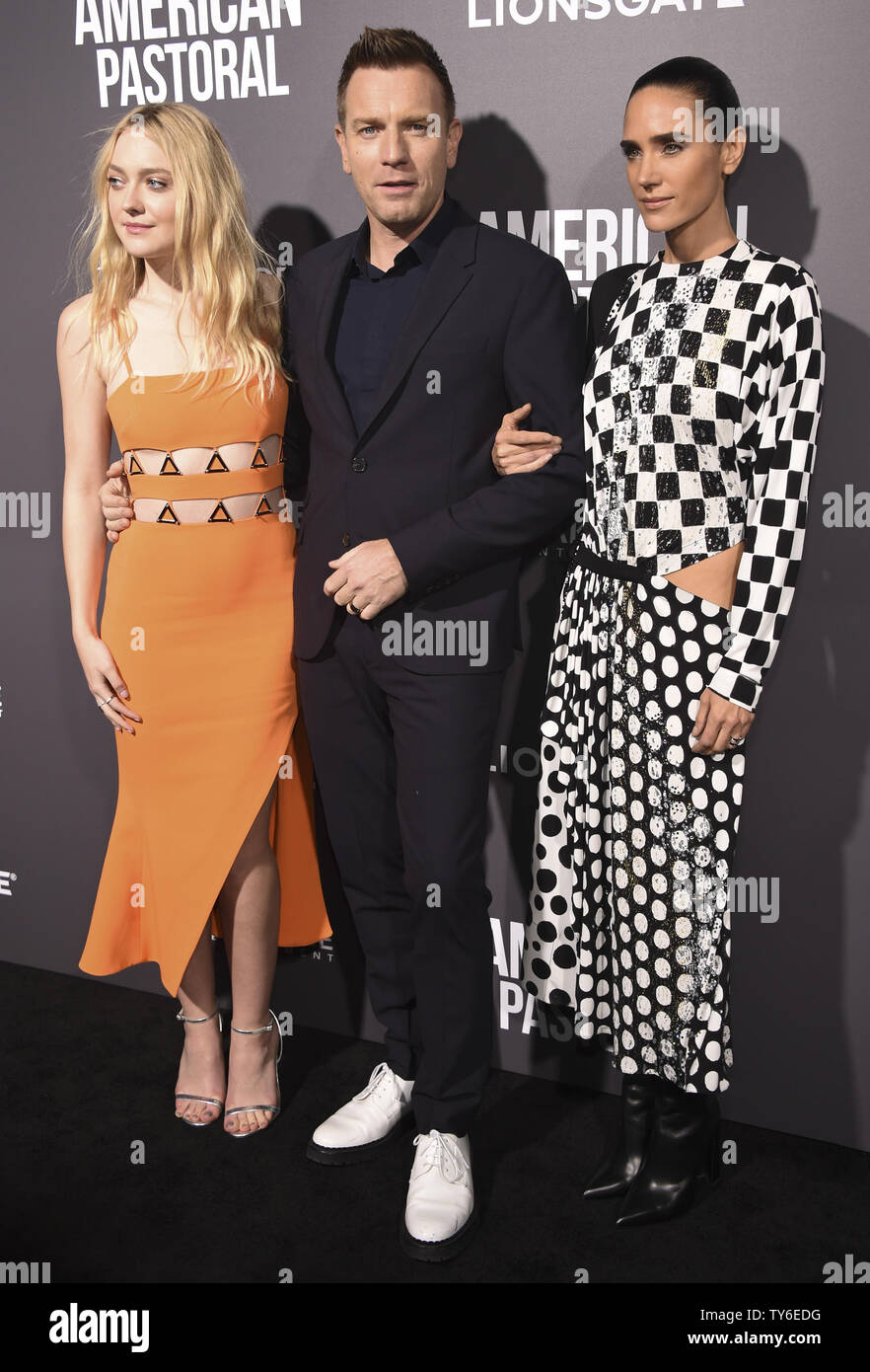 Los miembros del reparto (L-R) Dakota Fanning, Ewan McGregor y Jennifer Connelly asistir a una proyección especial de "Pastoral americana" en la Academia de Artes y Ciencias Cinematográficas en Beverly Hills, California, el 13 de octubre de 2016. Foto por Phil McCarten/UPI Foto de stock