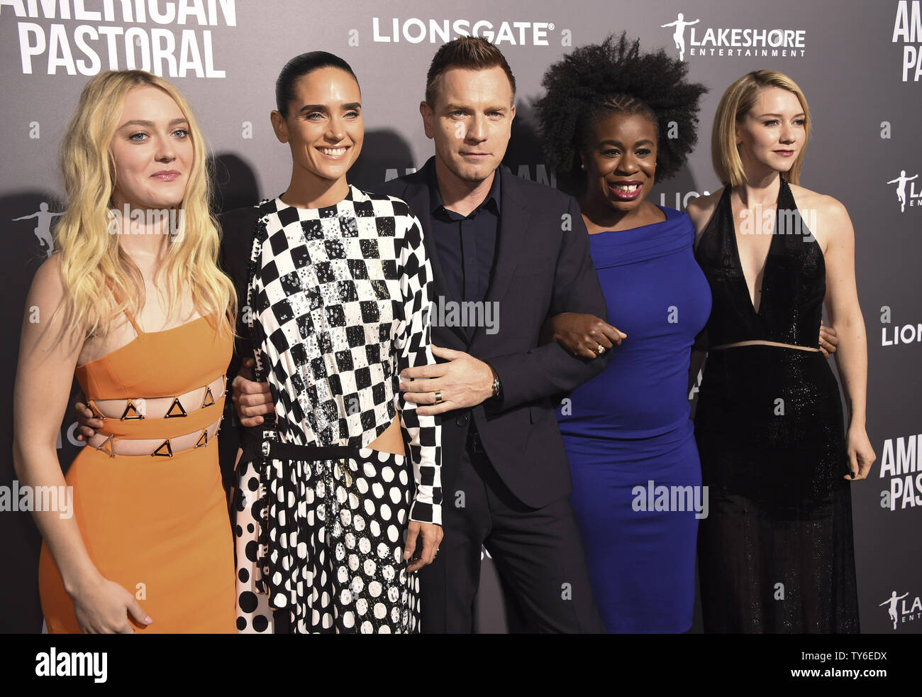 Los miembros del reparto (L-R) Dakota Fanning, Jennifer Connelly, Ewan McGregor y Aduba Uzo Valorie Curry asistir a una proyección especial de "Pastoral americana" en la Academia de Artes y Ciencias Cinematográficas en Beverly Hills, California, el 13 de octubre de 2016. Foto por Phil McCarten/UPI Foto de stock