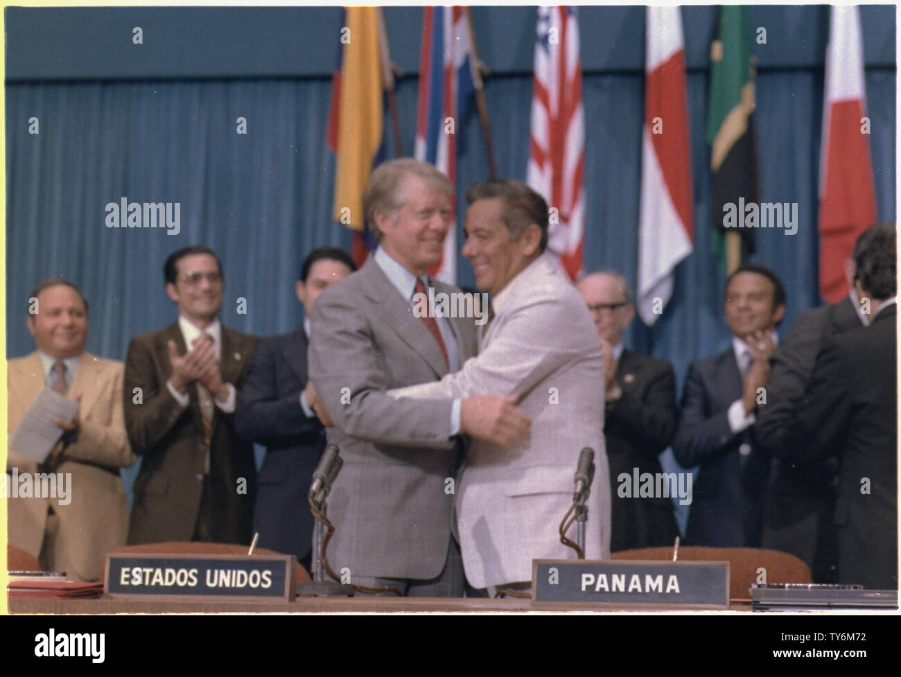 Jimmy Carter y Omar Torrijos en el momento de la firma del Tratado del ...