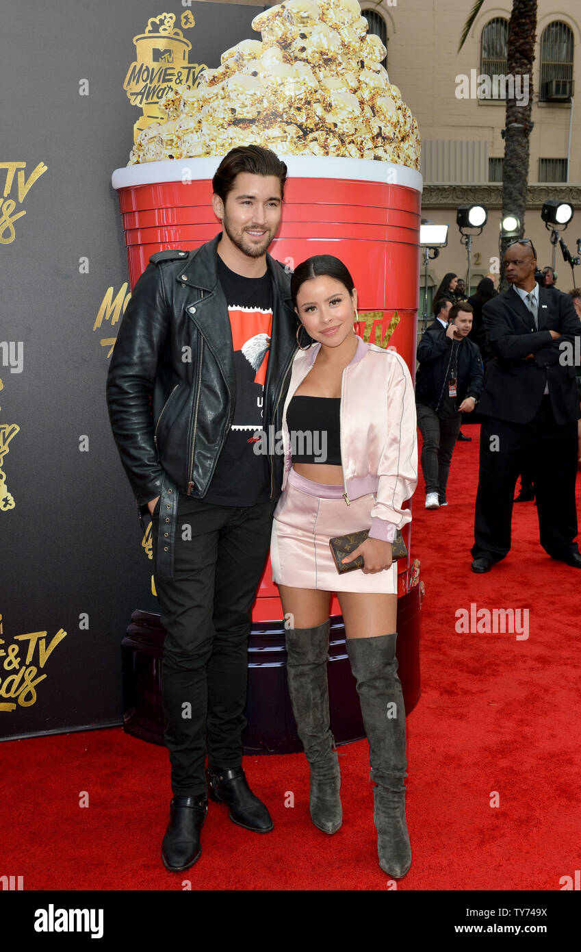 Los actores Jeff Wittek y cierra Ramírez asistir a los MTV Movie & TV  Awards en el Shrine Auditorium de Los Ángeles el 7 de mayo de 2017. Será la  26ª edición