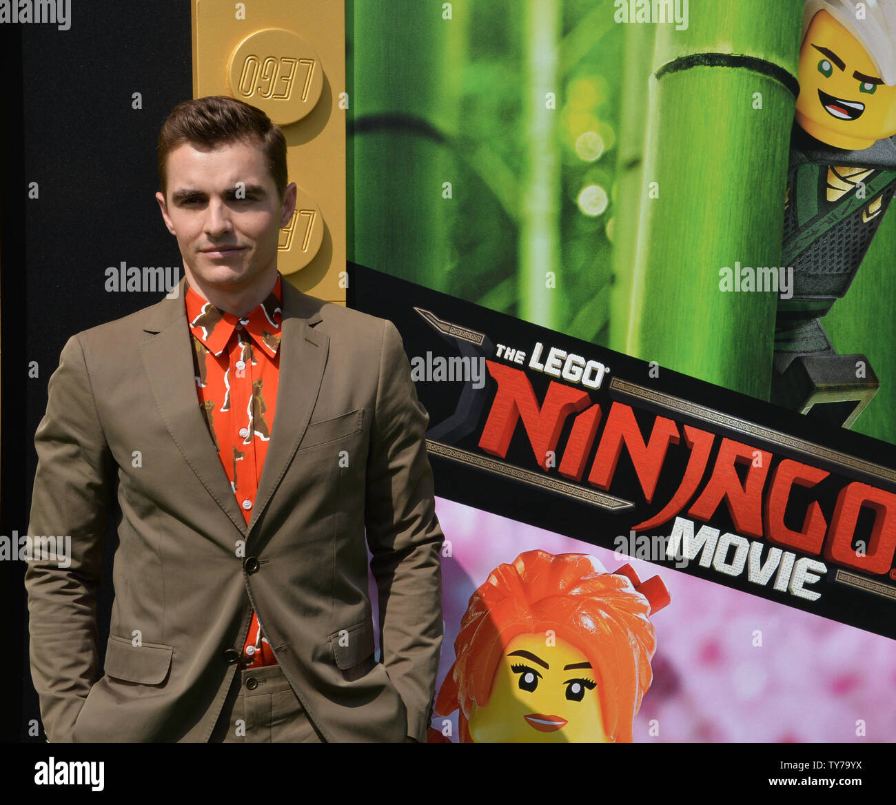Miembro del Reparto Dave Franco, la voz de Lloyd en la comedia animada 'Lego  Ninjago película' asiste al estreno de la película en el Regency Village  Theater en la sección de Westwood
