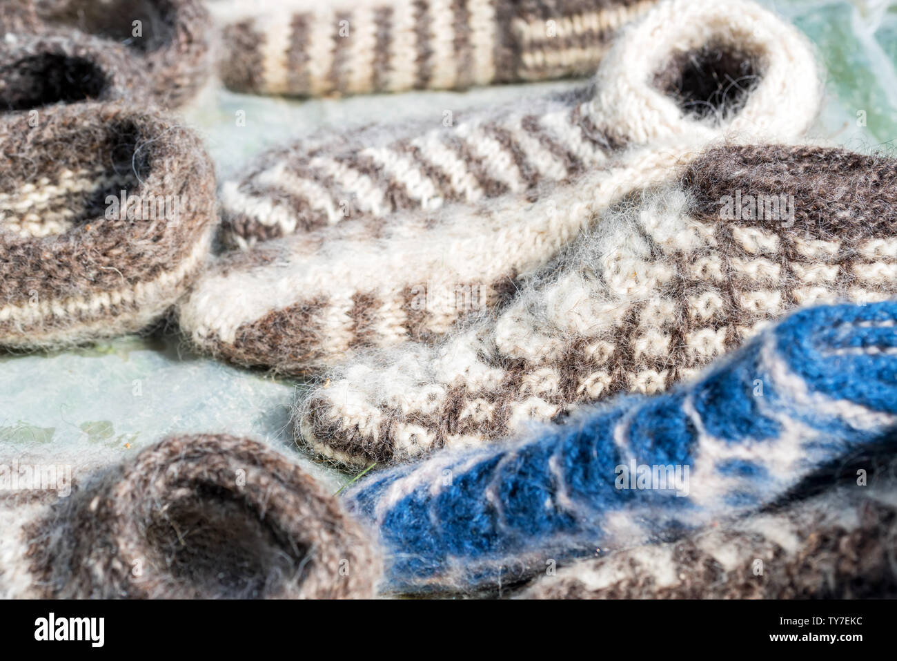 Calcetines artesanales de lana en el mercado para la venta Fotografía de  stock - Alamy