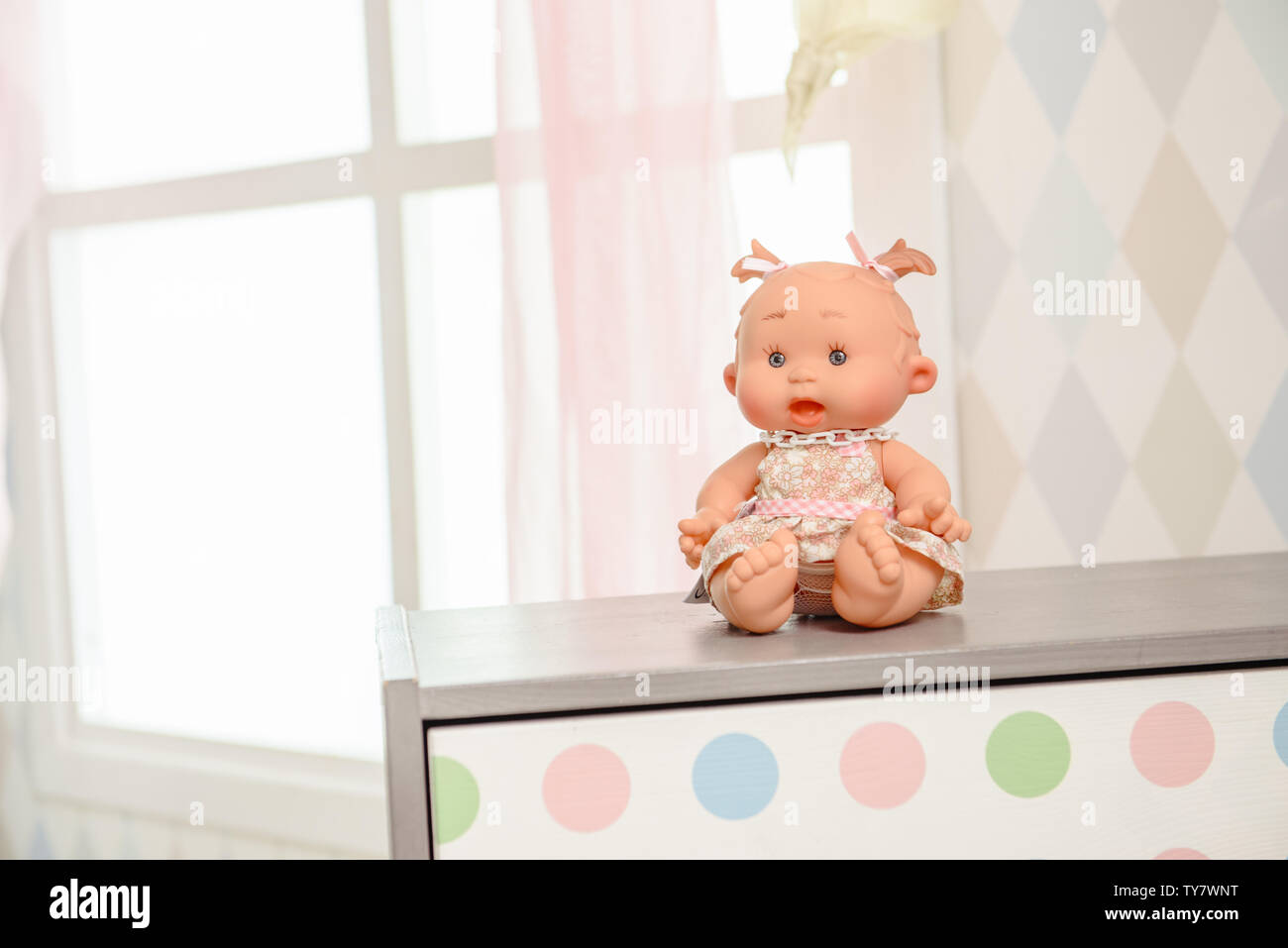 Muñeca niña de cerca fotografías e imágenes de alta resolución - Página 7 -  Alamy