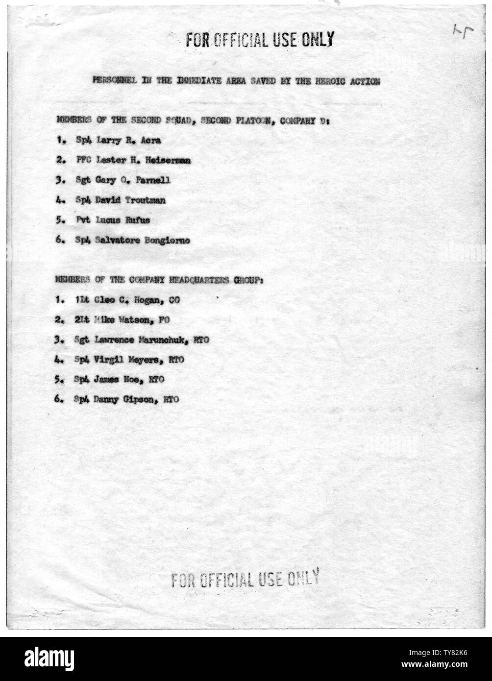 Lista de personal en el área inmediata guardados por la acción heroica de Clifford C. Sims, Sargento, la empresa D, segundo batallón de infantería aerotransportado), 501ª, 101ª División Aerotransportada, en la batalla de Hue; alcance y contenido: Esta lista identifica a las personas cuyas vidas fueron salvadas por las acciones de sargento Clifford C. Sims, quien se distinguió el 21 de febrero de 1968 en la batalla de Hue, República de Vietnam. Como resultado de esta lista, y las declaraciones hechas por otros en el Sargento Sims unidad, fue otorgado póstumamente la Medalla de Honor del Congreso. En un extraordinario incidencias Foto de stock