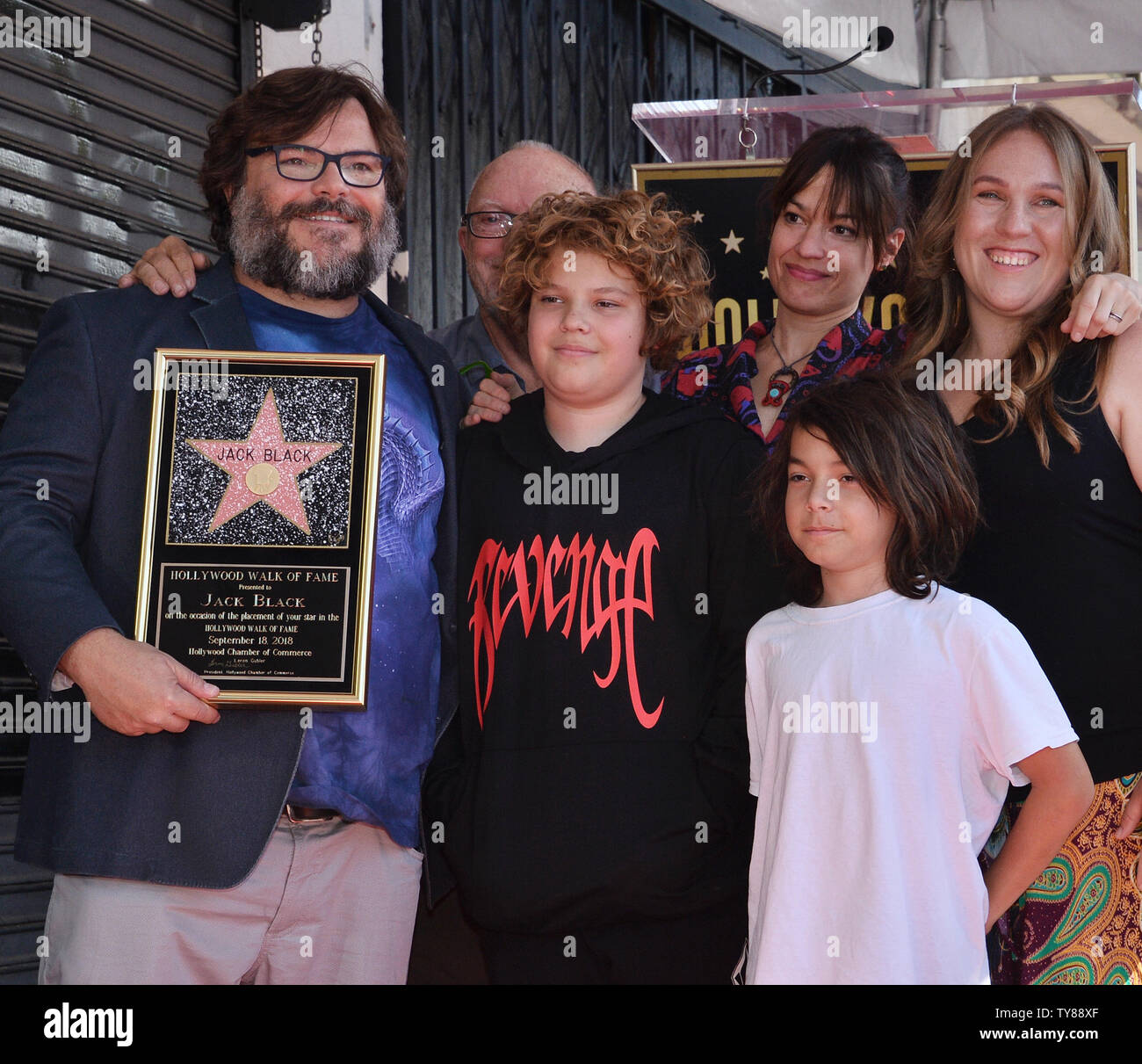 Actor Jack Black es acompañado por su esposa Tanya Haden (3RD-L) y sus  hijos Samuel Jason Negro (L) y Thomas David Black durante una ceremonia en  honor a él con el 2,645th