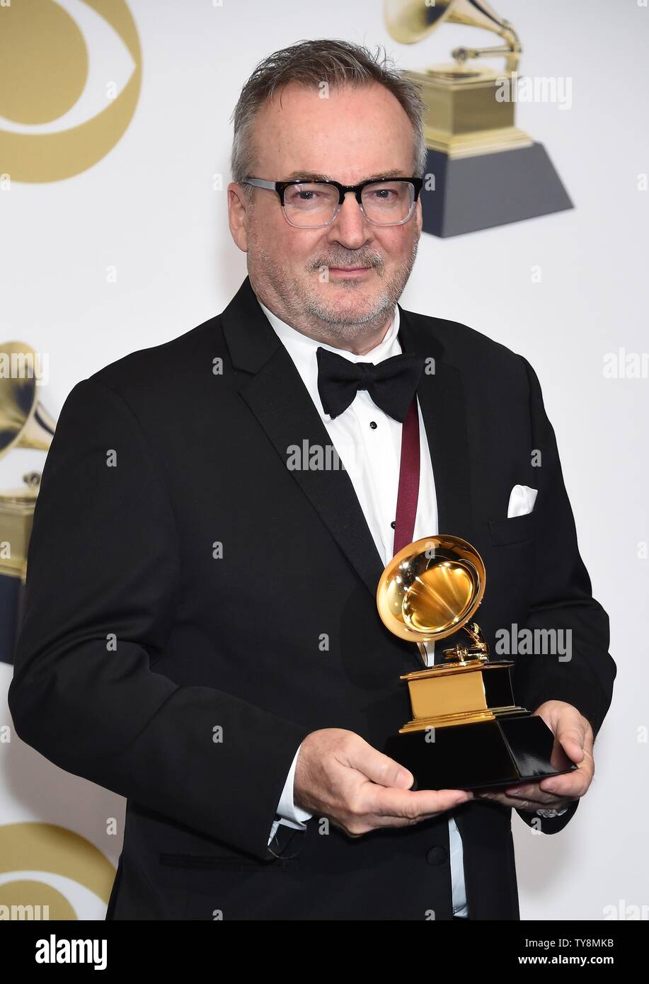 Dave Donnelly parece backstage con su premio al mejor álbum de audio  envolvente para 'Ojo en el cielo - 35th Anniversary Edition', durante la  61ª entrega anual de los Premios Grammy celebrada