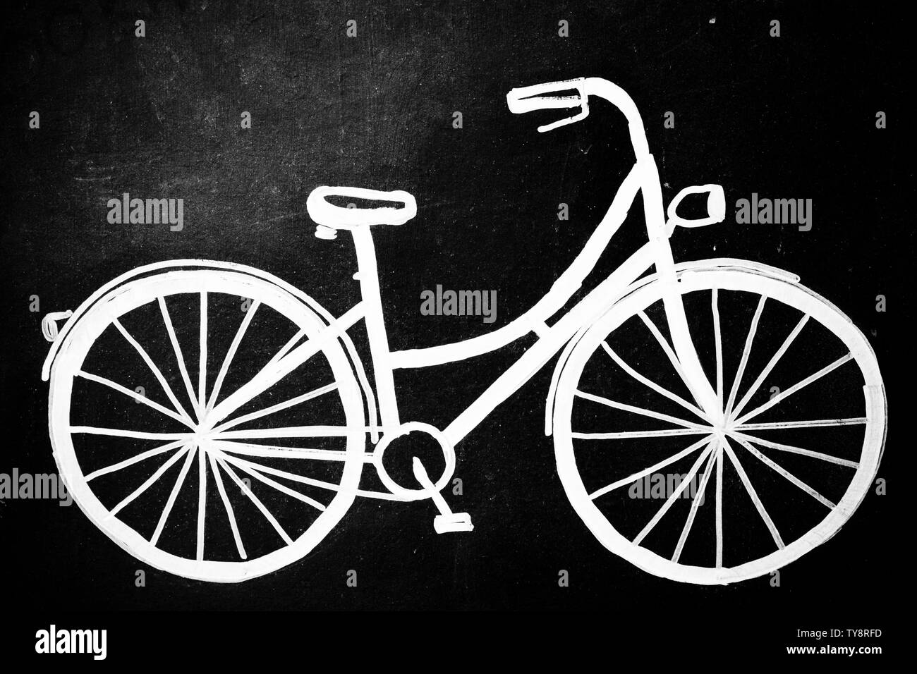 Bicicleta. Silueta de una bicicleta sobre fondo negro Fotografía de stock -  Alamy