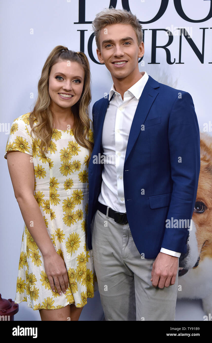 Gracia Sharer (L) y Stephen Sharer asistir al estreno de "Un perro del viaje" en el ArcLight Hollywood en Los Angeles, California, el 9 de mayo del 2019. Fotografía por Chris Chew/UPI Foto de stock