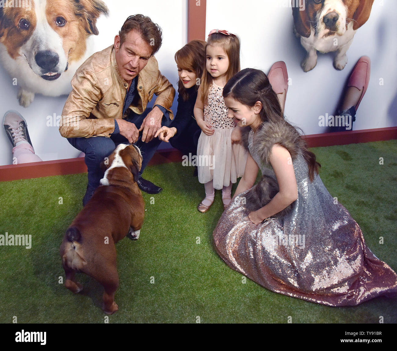 L-) Dennis Quaid, Kathryn Prescott, Emma Volk y Abby Ryder Fortson jugar  con Quaid del perro de melocotones que asistir al estreno de "Un perro del  viaje" en el ArcLight Hollywood en