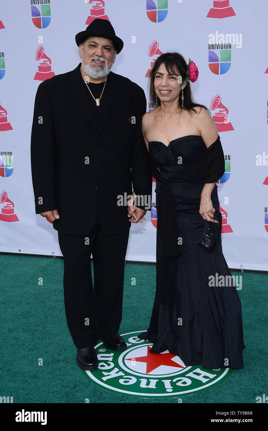 Artista Poncho Sánchez (L) y su esposa Stella Sánchez llegar para el 2012  Latin Grammy en