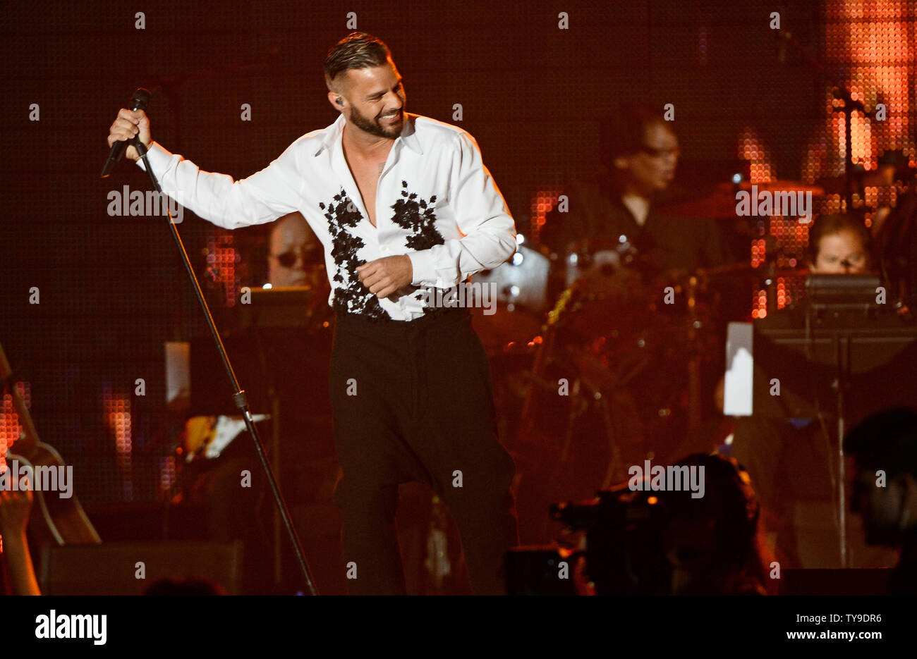 El cantante Ricky Martin aparece en el escenario como parte de la Academia  Latina de la grabación Persona del Año homenaje a Miguel Bosé en el  Mandalay Bay Resort and Casino en