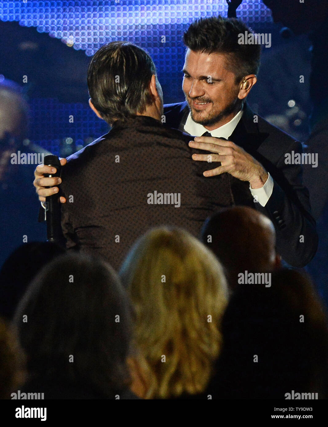 Juanes abrazos homenajeado Miguel Bose como parte de la Academia Latina de  la grabación Persona del Año homenaje a Miguel Bosé en el Mandalay Bay  Resort and Casino en Las Vegas, Nevada,