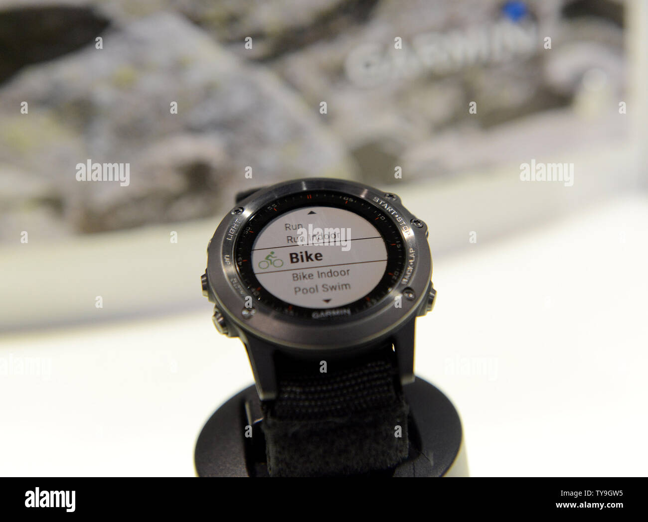 Garmin nuevo fenix 3 multi-sport gps de formación watch es mostrado en la  Exposición Internacional CES 2015, una feria de electrónica de consumo, en  Las Vegas, Nevada, 7 de enero de 2015.