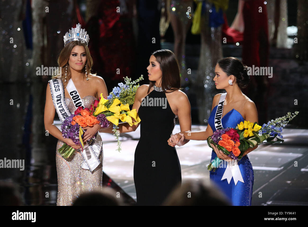 Miss Colombia, Ariadna mistakely Gutierrez-Arevalo quien fue coronada Miss Universo 2015 stands con Paulina Vega, Miss Universo 2014 y el correcto ganador Miss filipinas, Pia Alonzo Wurtzbach, en el escenario durante el concurso Miss Universo, en el Planet Hollywood Resort & Casino en Las Vegas, Nevada, el 20 de diciembre de 2015. Foto por James Atoa/UPI Foto de stock