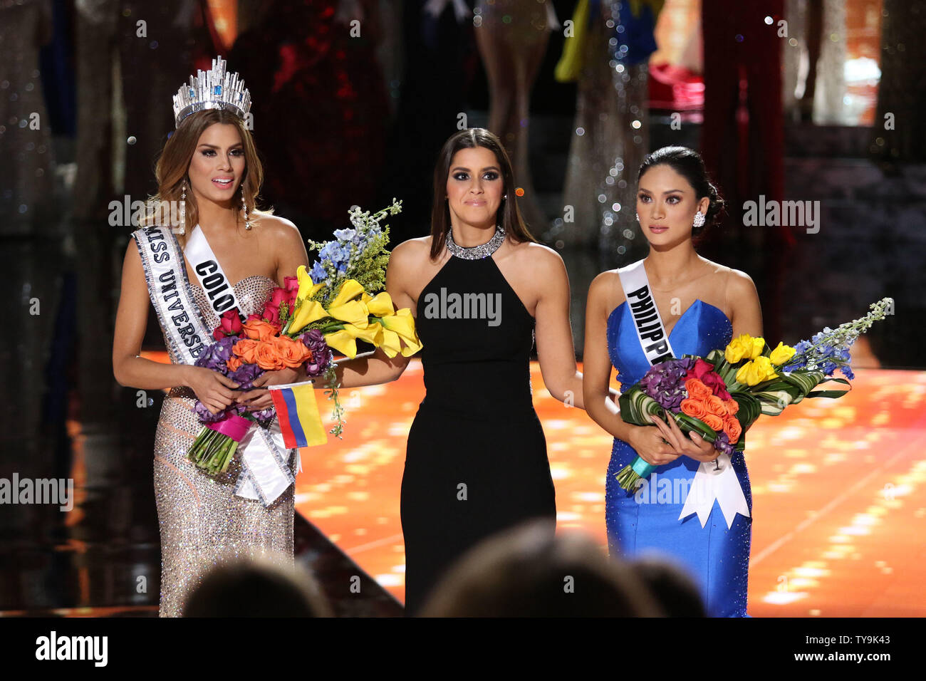 Miss Colombia, Ariadna mistakely Gutierrez-Arevalo quien fue coronada Miss Universo 2015 stands con Paulina Vega, Miss Universo 2014 y el correcto ganador Miss filipinas, Pia Alonzo Wurtzbach, en el escenario durante el concurso Miss Universo, en el Planet Hollywood Resort & Casino en Las Vegas, Nevada, el 20 de diciembre de 2015. Foto por James Atoa/UPI Foto de stock